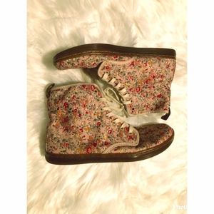 Cute Dr. Martens canvas floral boots in size 9